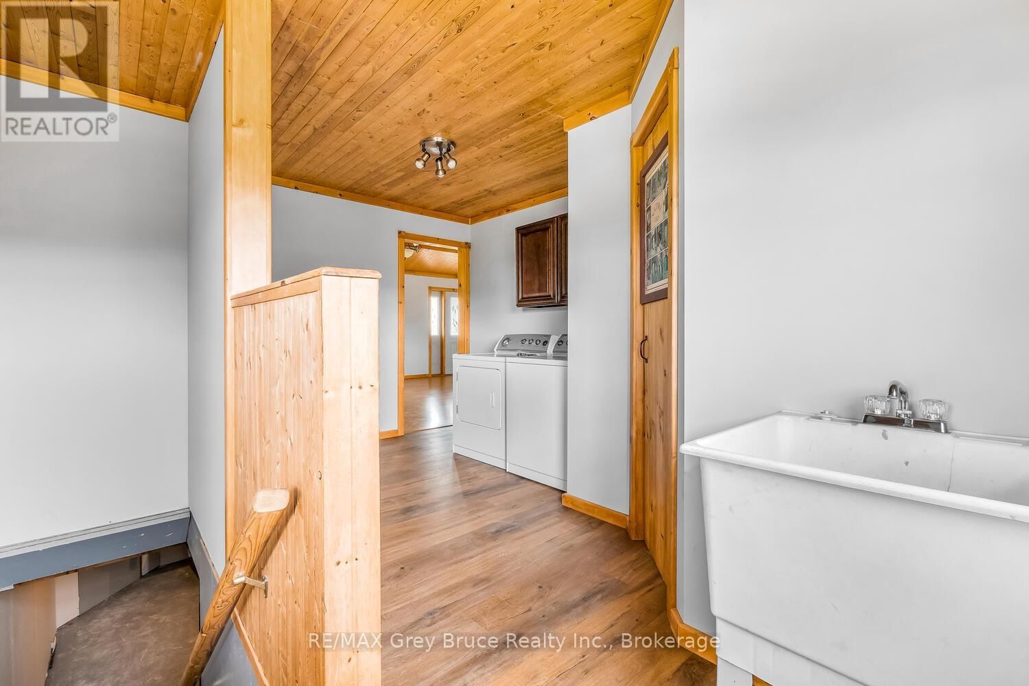 402622 GREY 17 ROAD Image 24