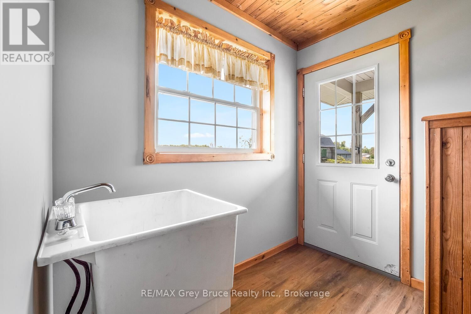 402622 GREY 17 ROAD Image 25