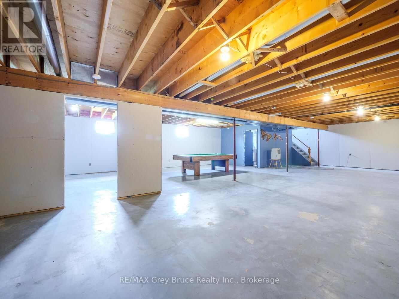 402622 GREY 17 ROAD Image 27