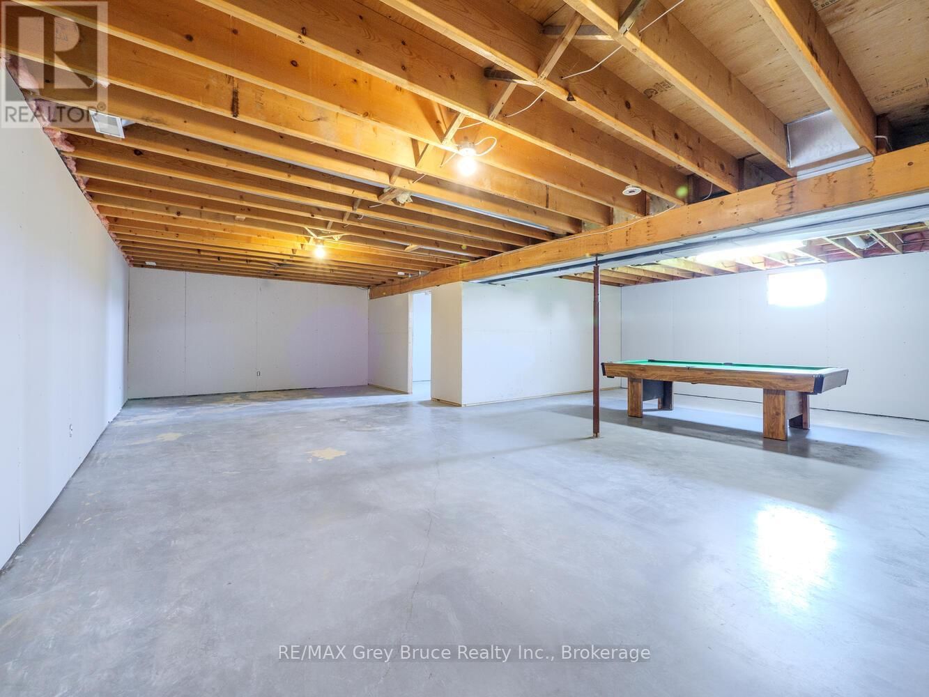 402622 GREY 17 ROAD Image 28