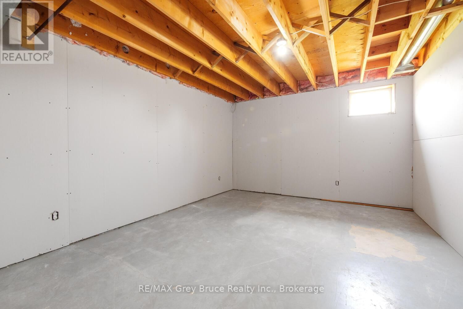 402622 GREY 17 ROAD Image 29