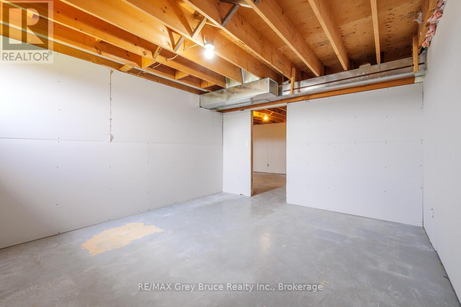 402622 GREY 17 ROAD Image 30
