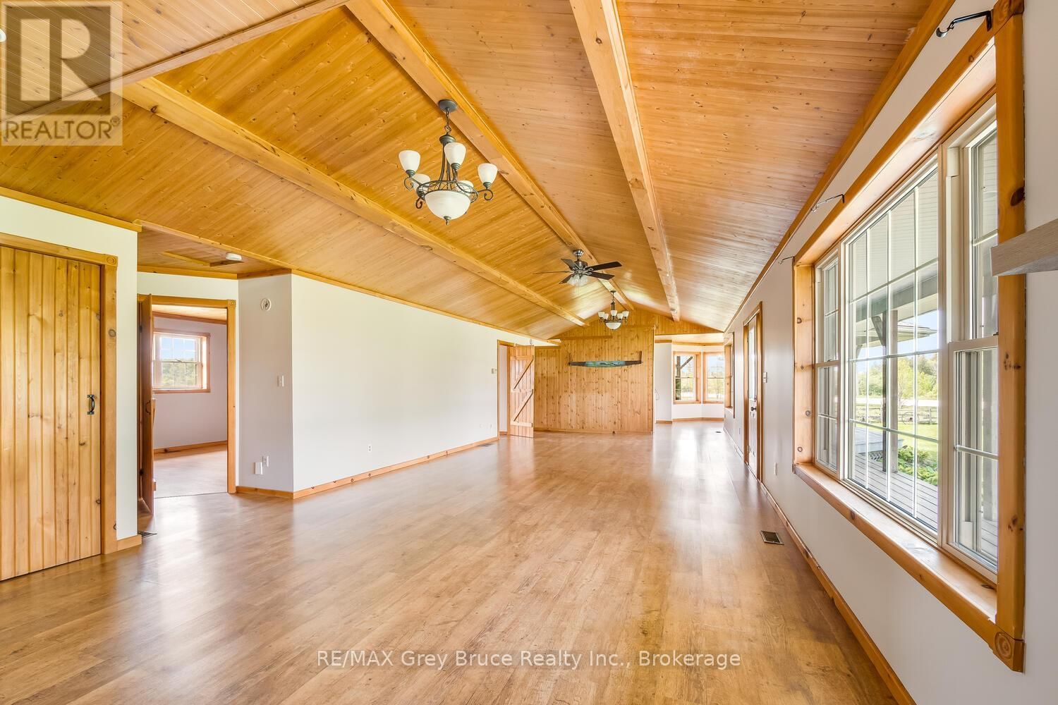 402622 GREY 17 ROAD Image 9