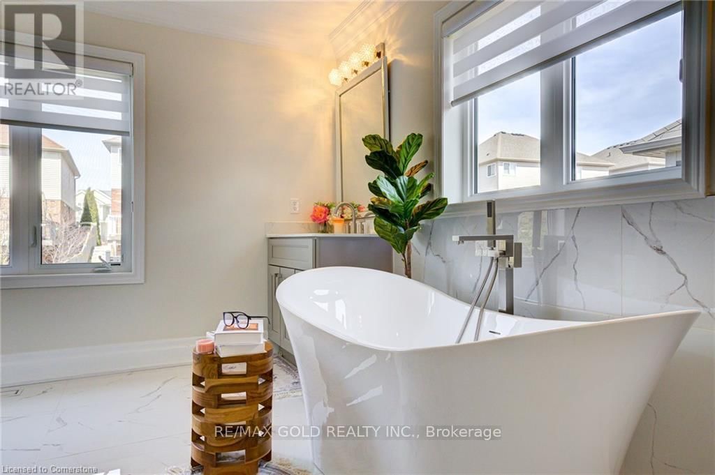 15 WETLAND WAY Image 30