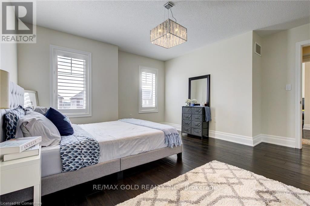 15 WETLAND WAY Image 31