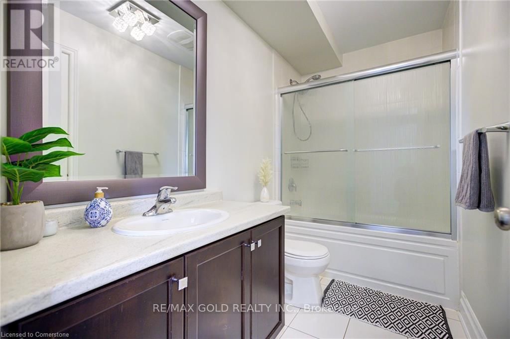 15 WETLAND WAY Image 32