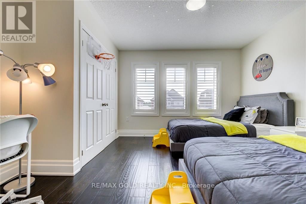 15 WETLAND WAY Image 34