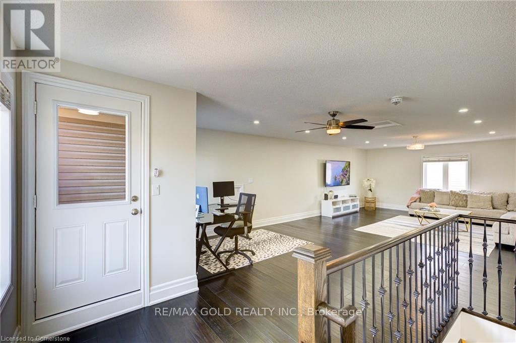 15 WETLAND WAY Image 38