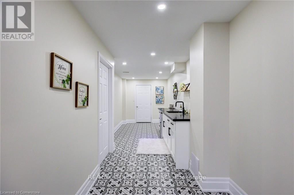 15 WETLAND WAY Image 44