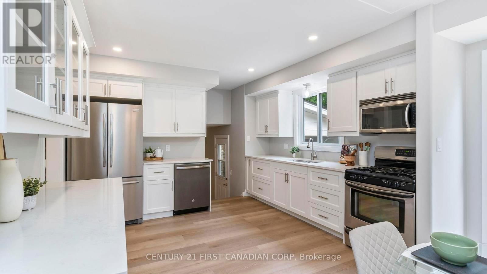 573 CHURCHILL CRESCENT Image 11