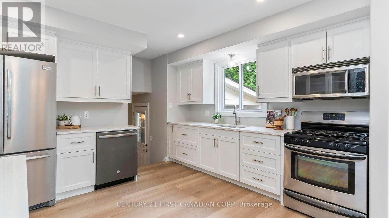 573 CHURCHILL CRESCENT Image 12