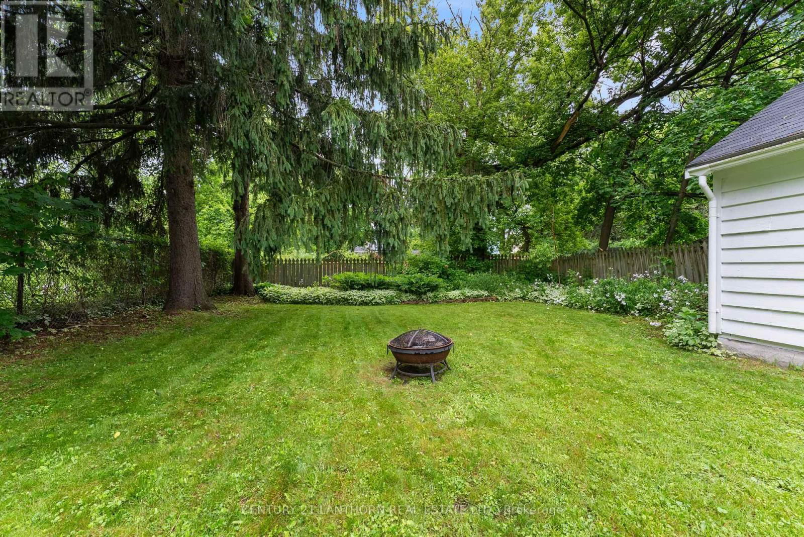 18 ELM STREET Image 9