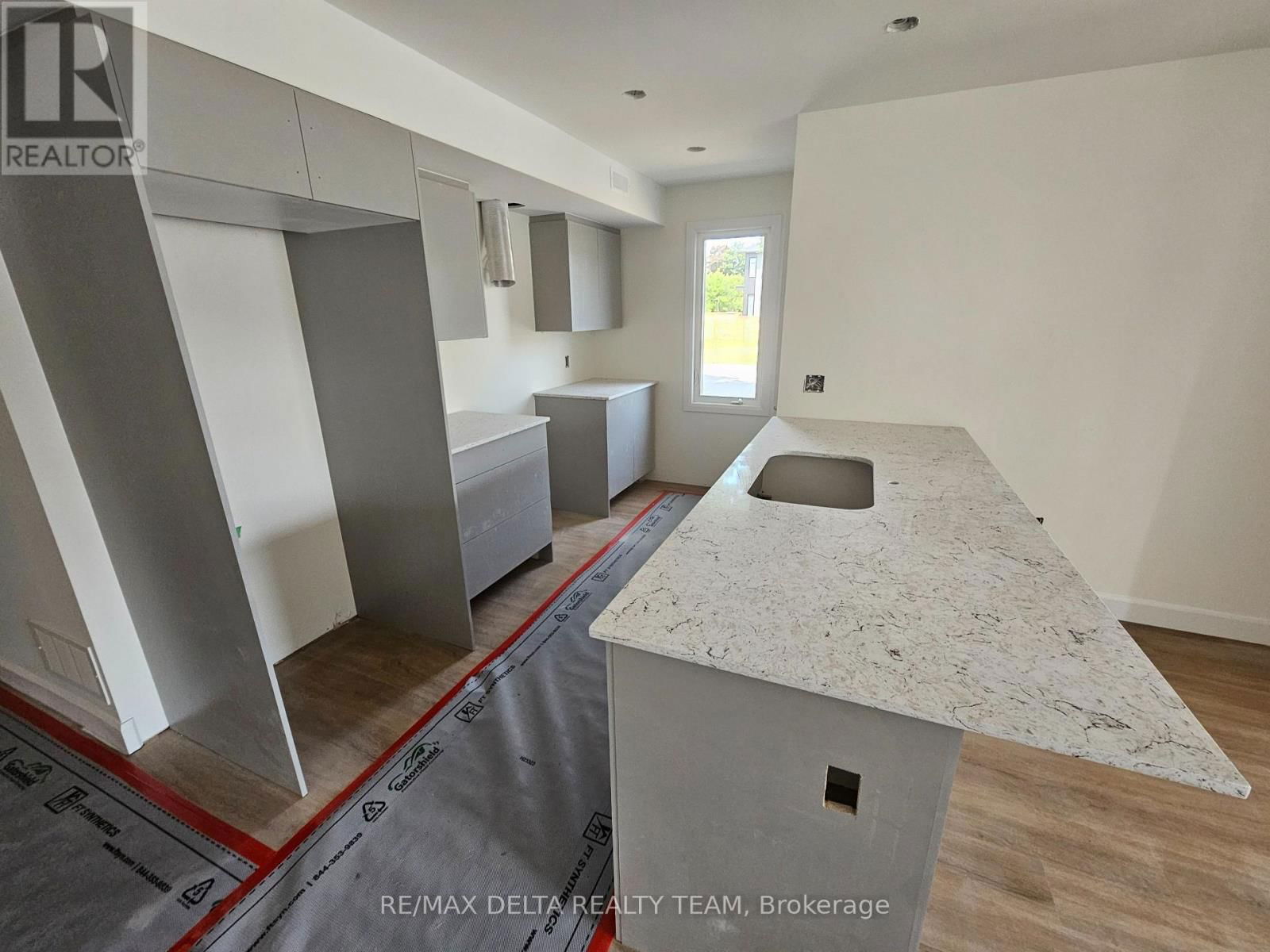 D - 77 GRANTON AVENUE Image 5