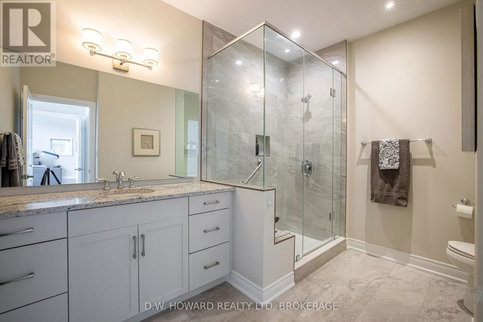 8 SASSAFRAS ROW Image 17