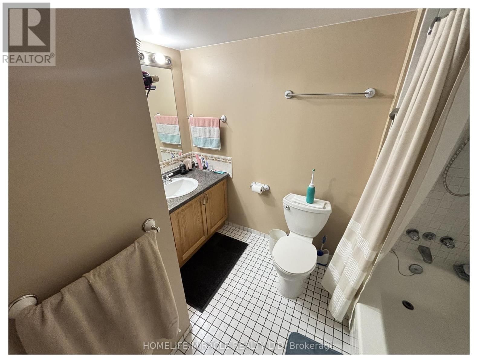 1409 - 2760 CAROUSEL CRESCENT Image 32