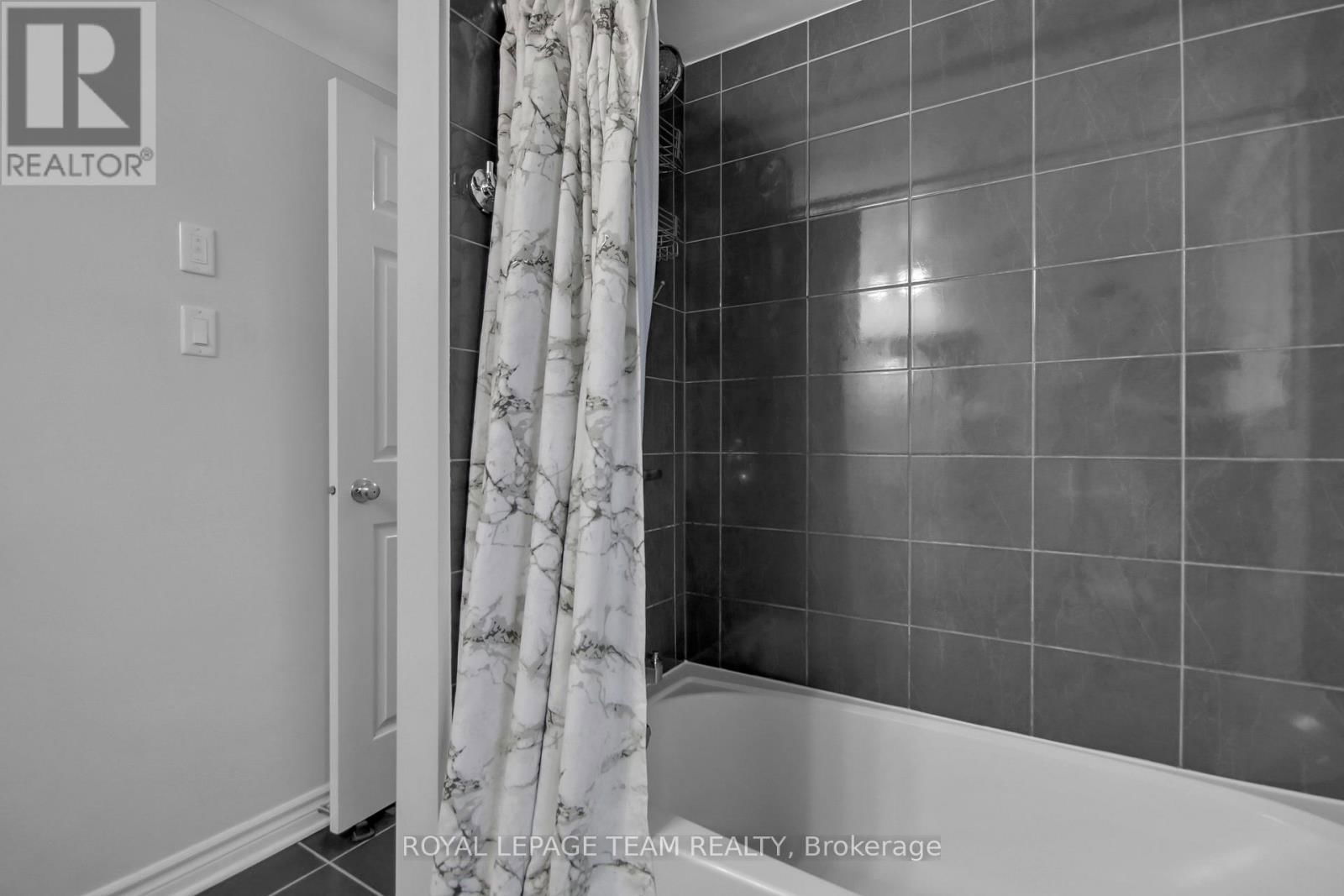2 - 565 STONEFIELD Image 24