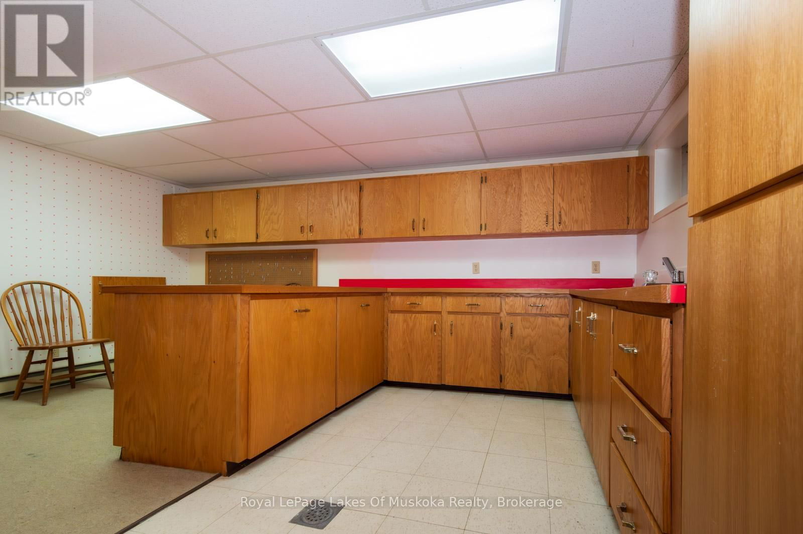 1216 RAVENSCLIFFE ROAD Image 34