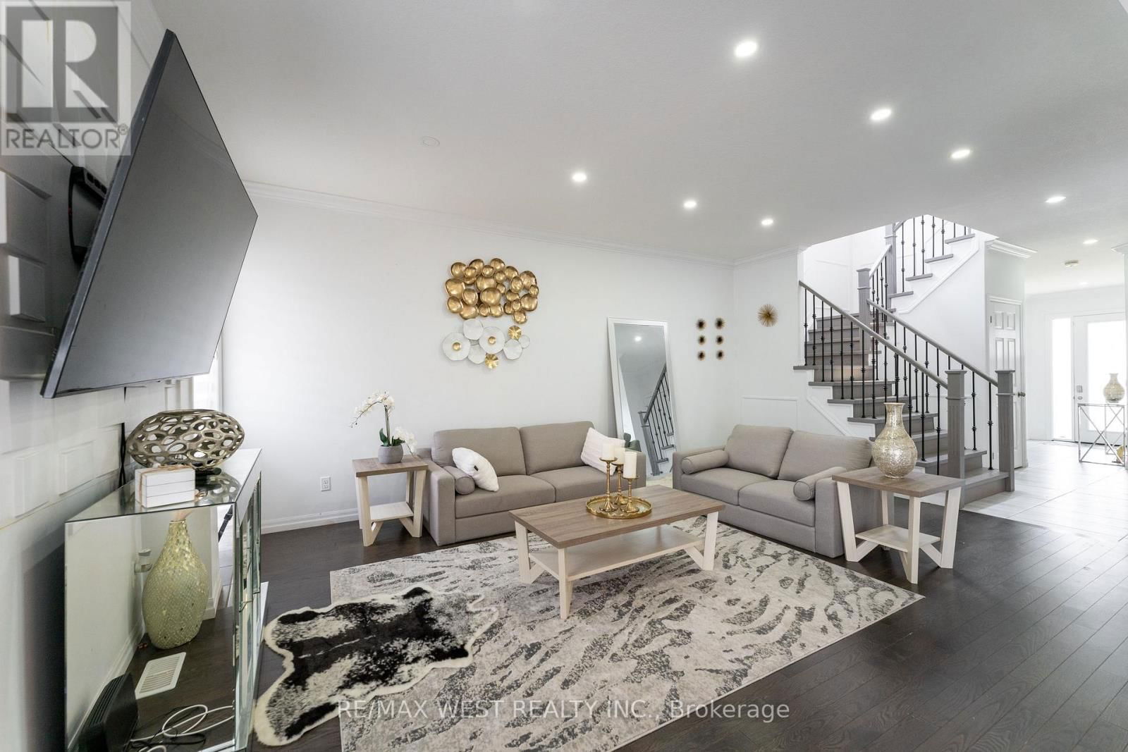 301 FREURE DRIVE Image 10