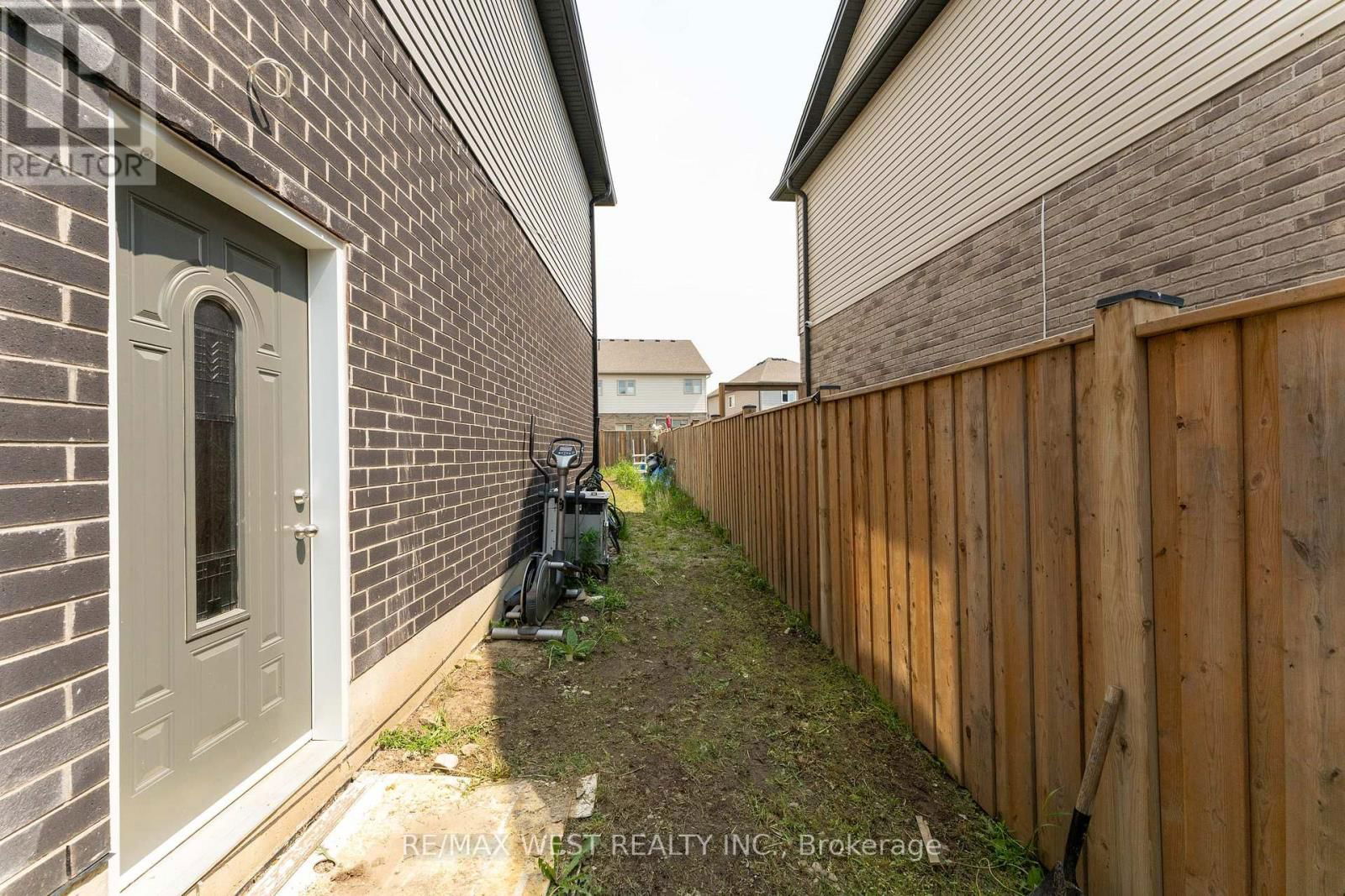 301 FREURE DRIVE Image 30