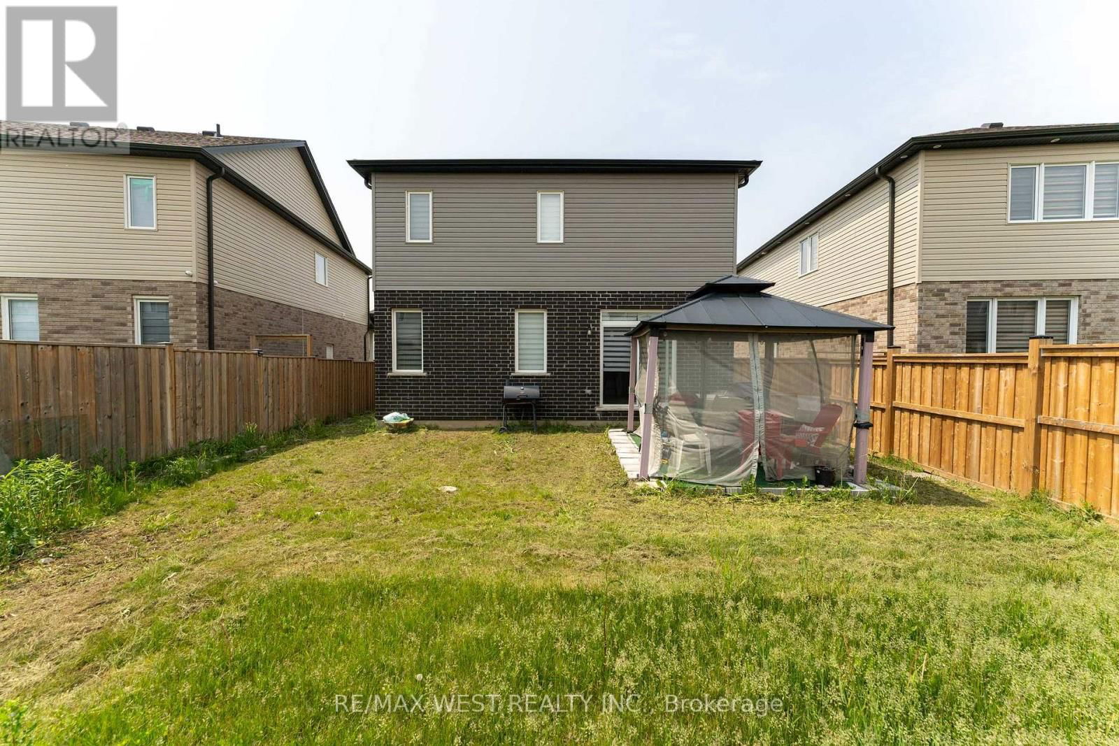 301 FREURE DRIVE Image 32