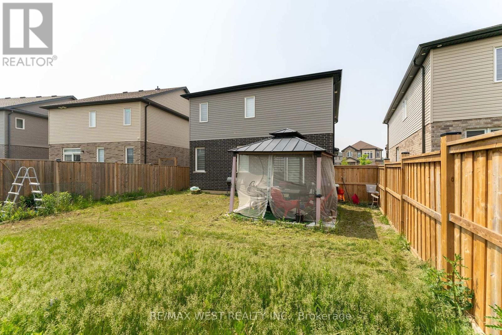 301 FREURE DRIVE Image 33