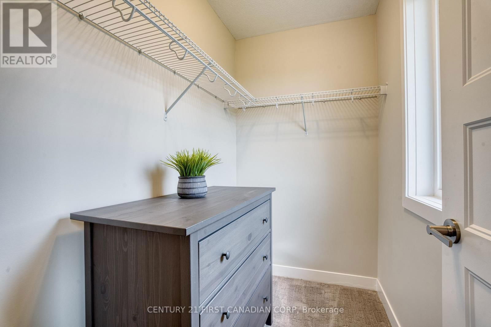 946 WEST VILLAGE SQUARE Image 31