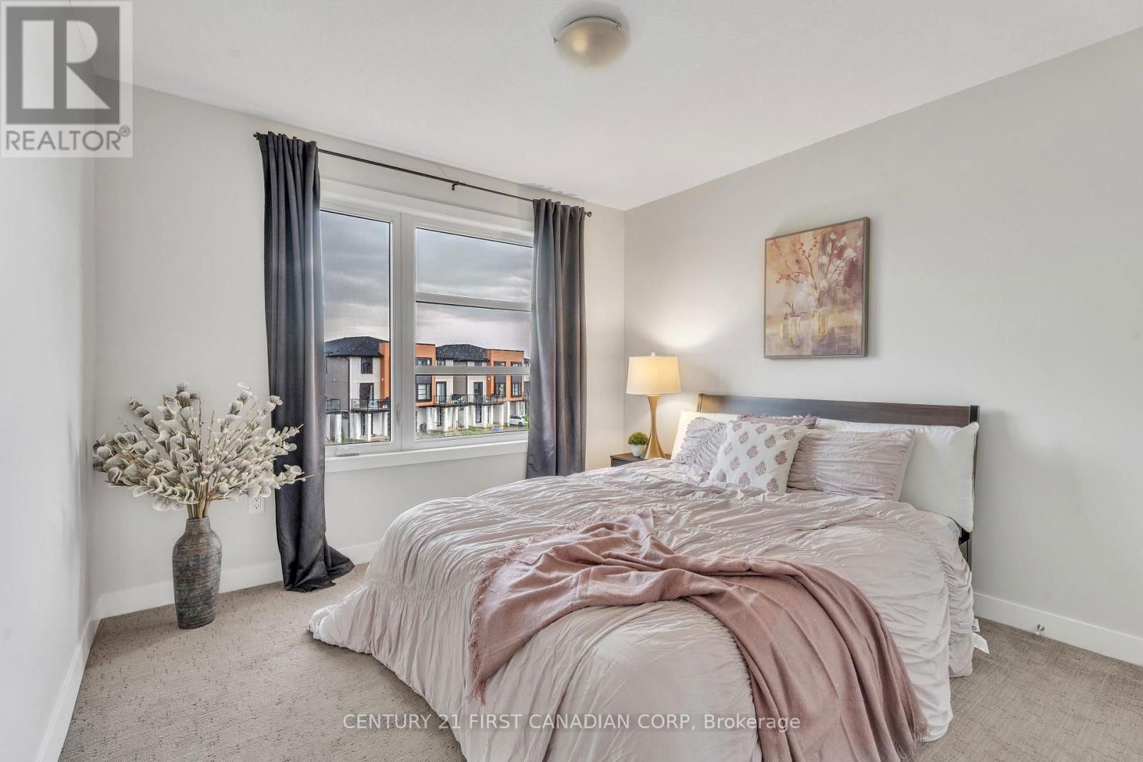 946 WEST VILLAGE SQUARE Image 33