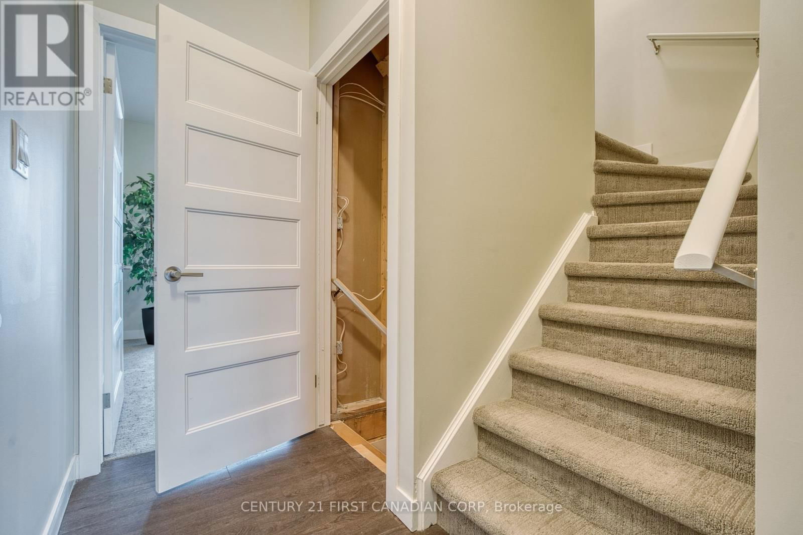 946 WEST VILLAGE SQUARE Image 39