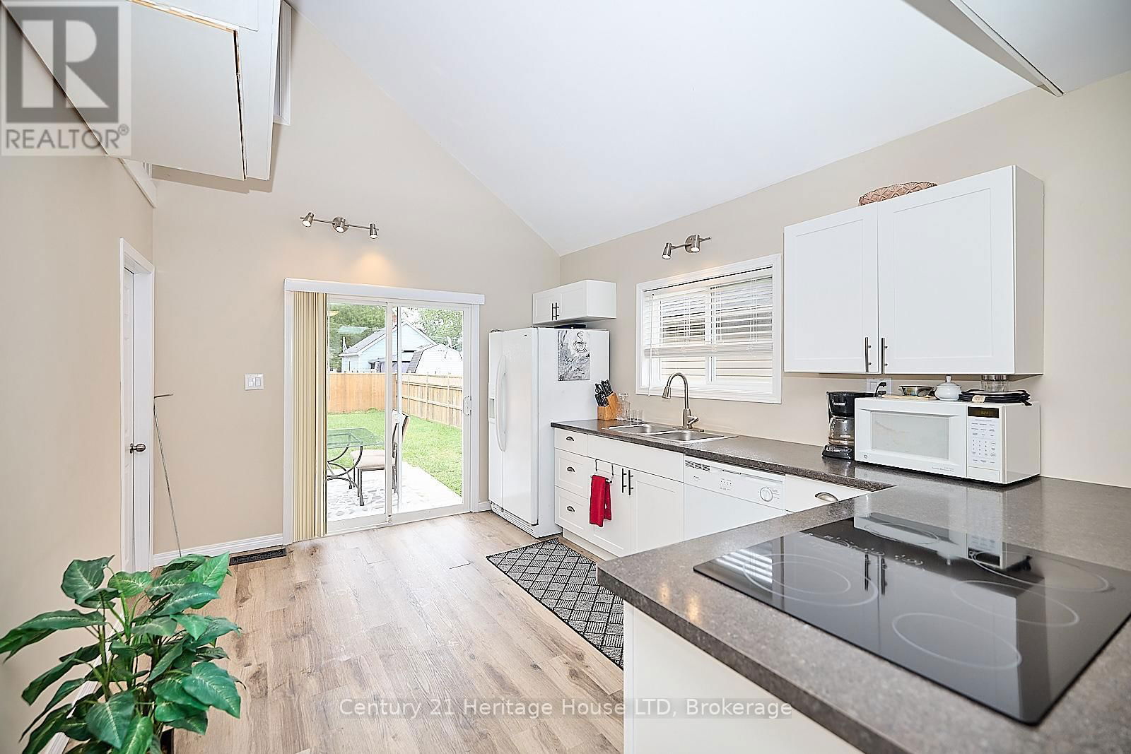 30 MCALPINE AVENUE SOUTH Image 16