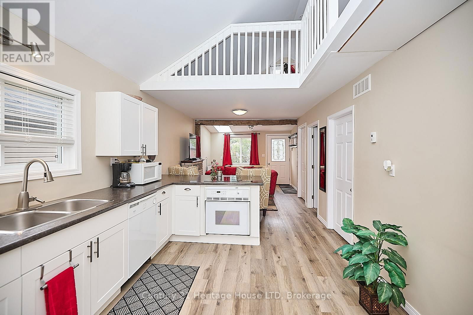 30 MCALPINE AVENUE SOUTH Image 19