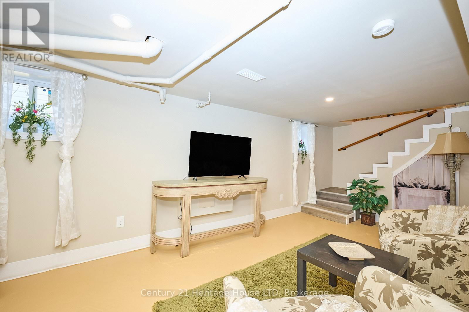 30 MCALPINE AVENUE SOUTH Image 35