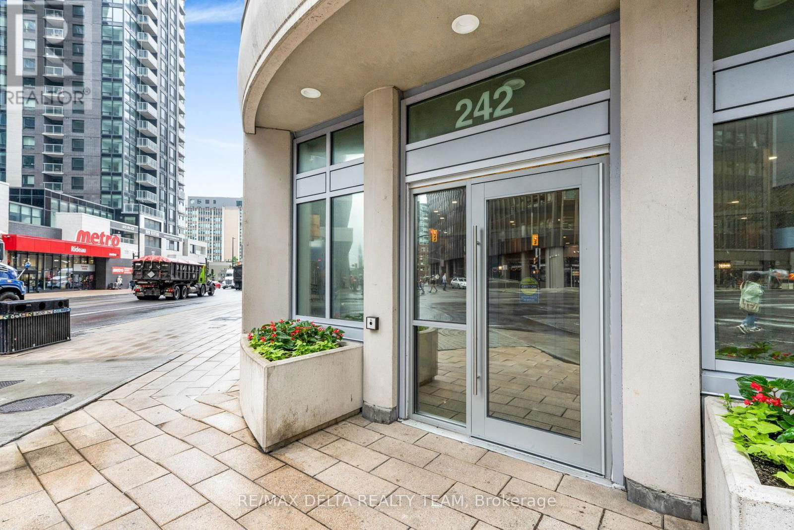 403 - 242 RIDEAU STREET Image 2