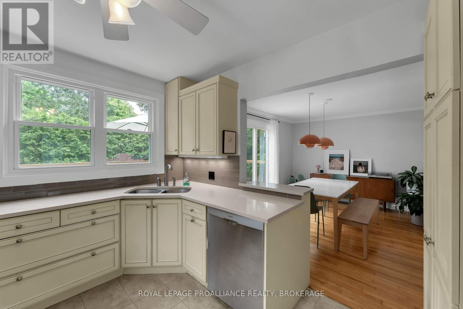 295 COLLEGE STREET Image 9