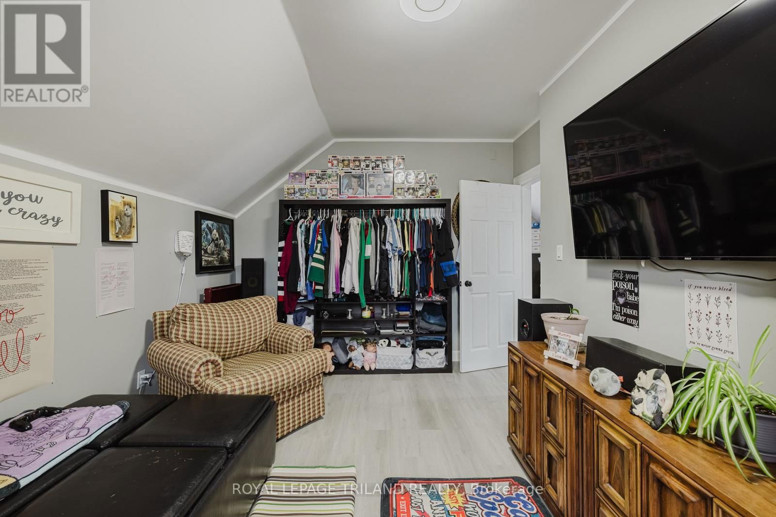 245 SYDENHAM STREET EAST Image 18