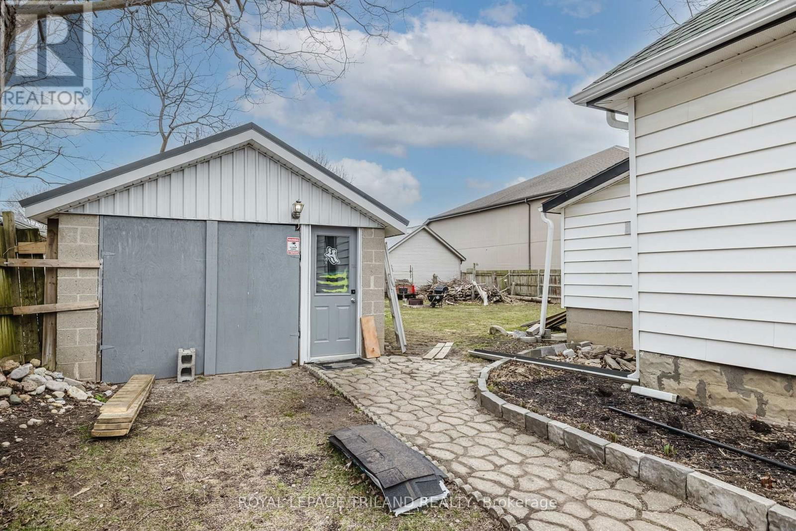 245 SYDENHAM STREET EAST Image 21