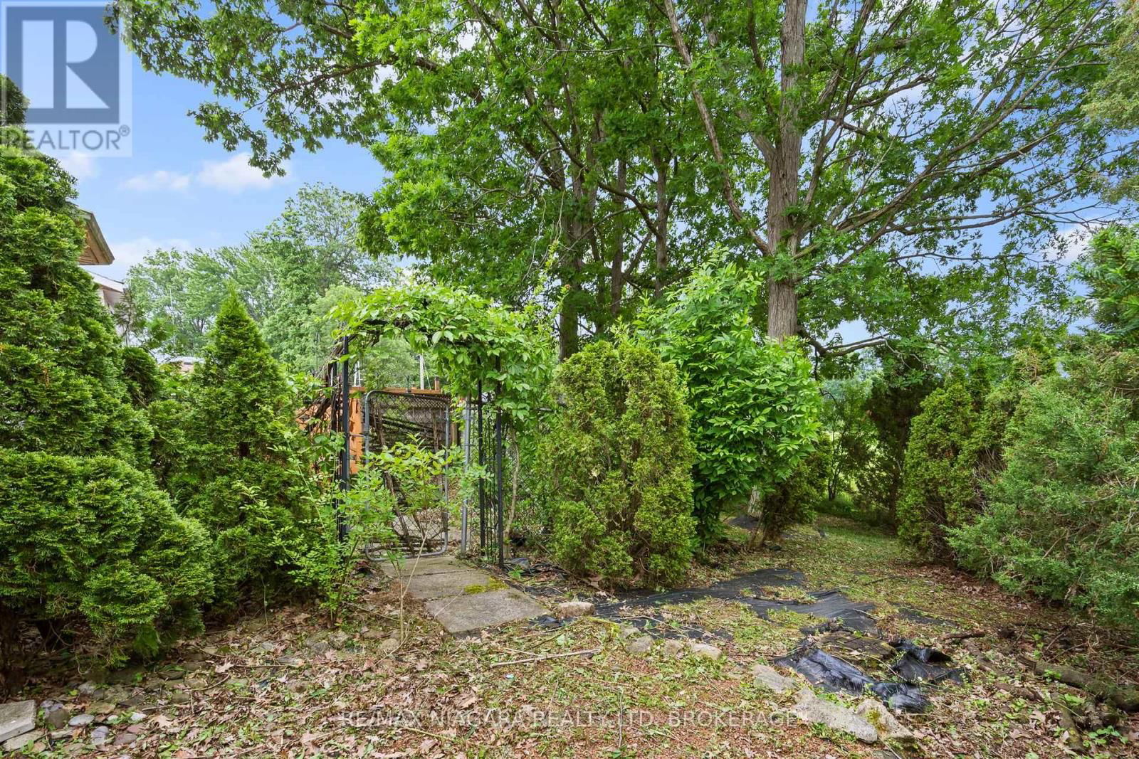 7534 MERRITT AVENUE Image 37