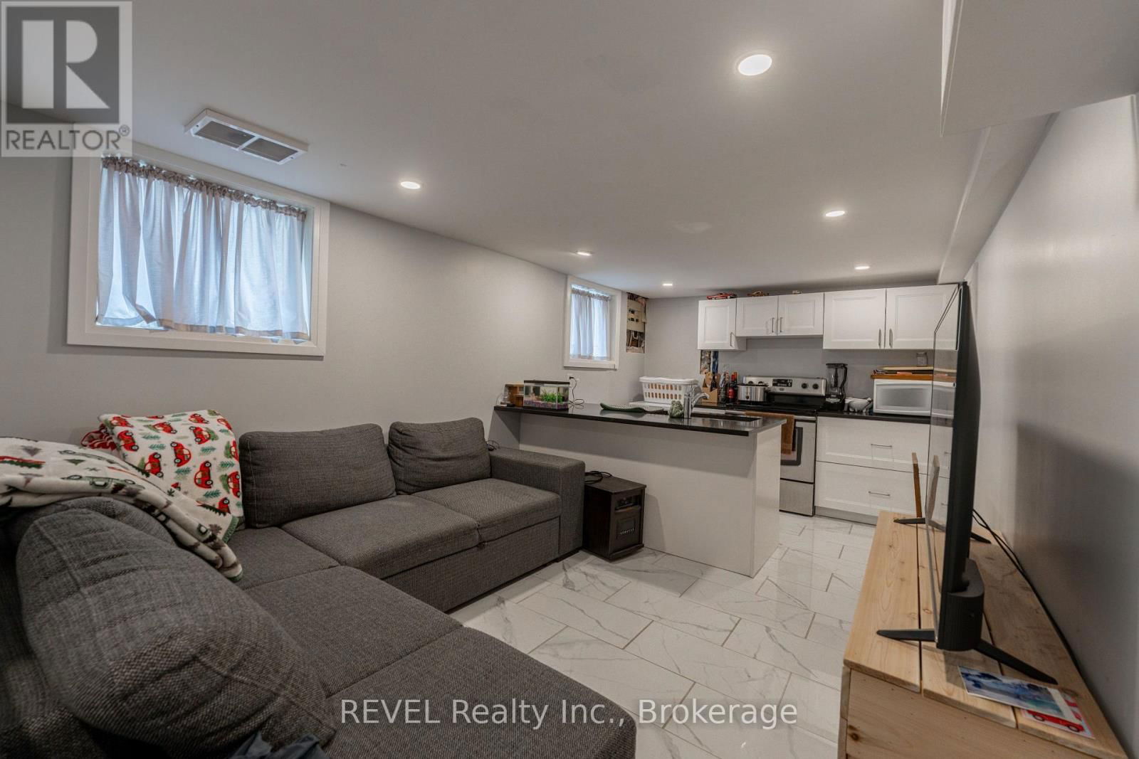 114 1/2 PINE STREET SOUTH Image 31