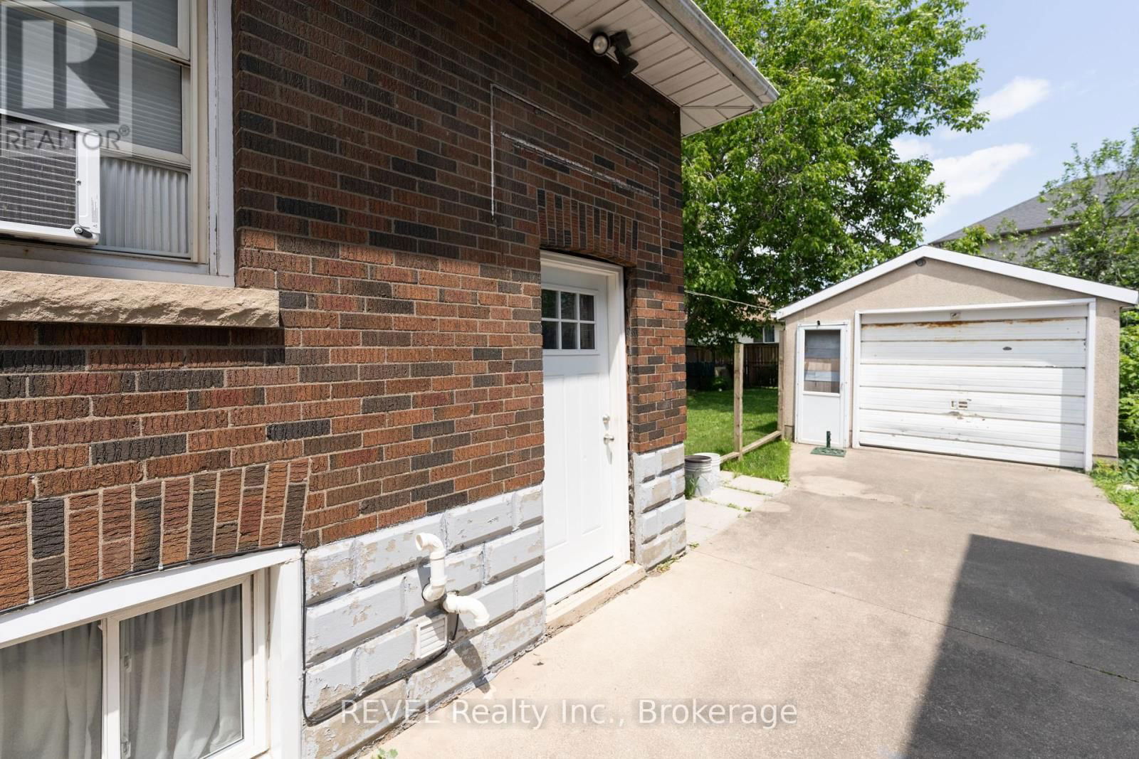 114 1/2 PINE STREET SOUTH Image 6