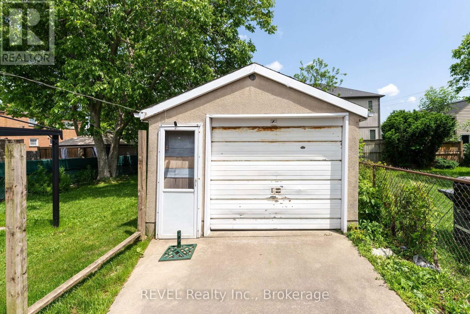 114 1/2 PINE STREET SOUTH Image 8