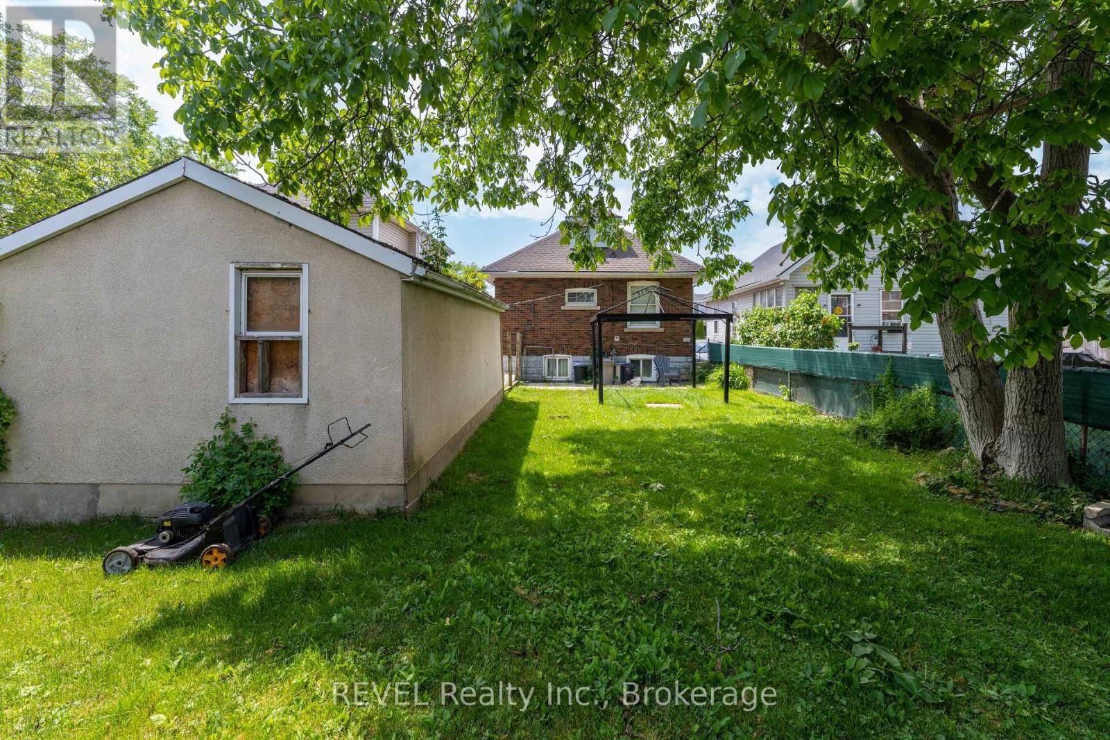 114 1/2 PINE STREET SOUTH Image 9
