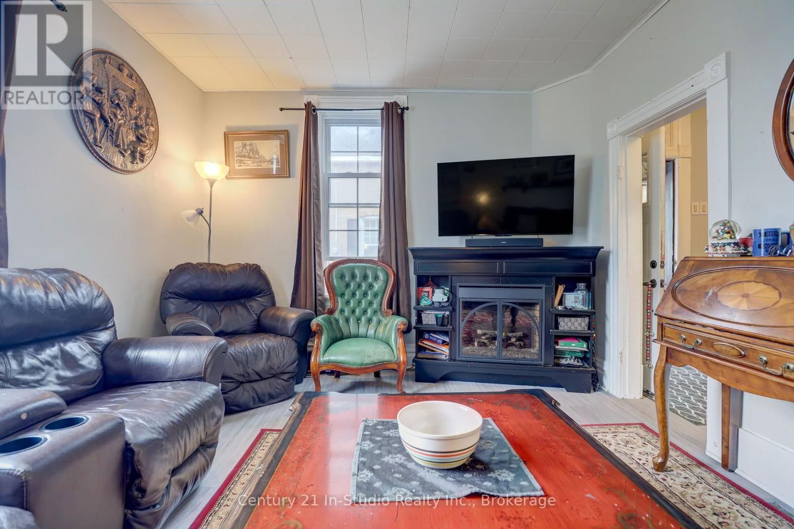 215 GARAFRAXA STREET Image 12
