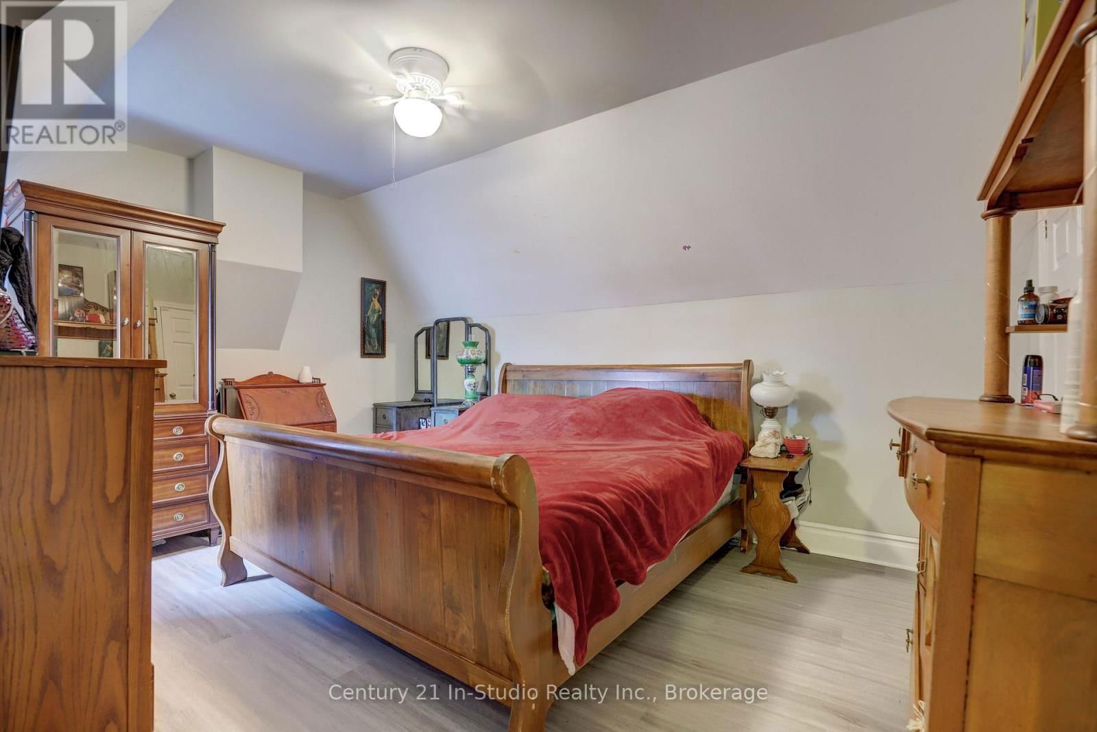 215 GARAFRAXA STREET Image 15
