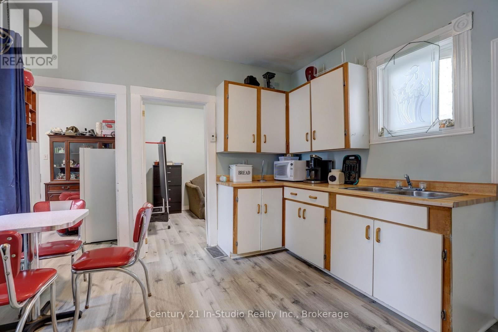 215 GARAFRAXA STREET Image 19