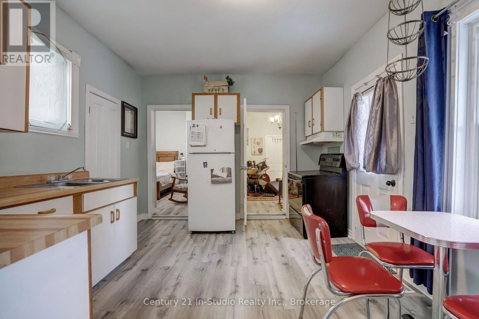 215 GARAFRAXA STREET Image 20