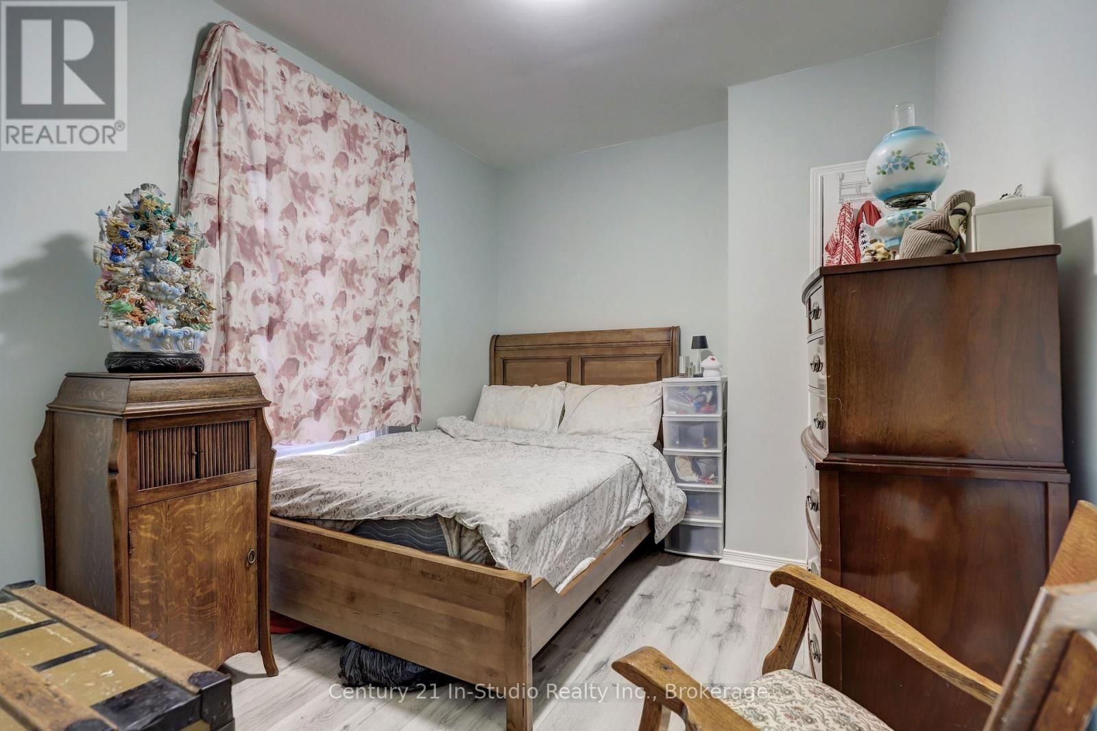 215 GARAFRAXA STREET Image 24
