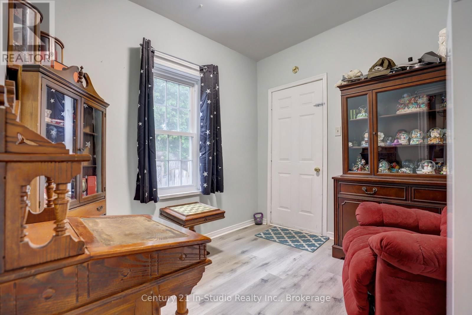 215 GARAFRAXA STREET Image 25