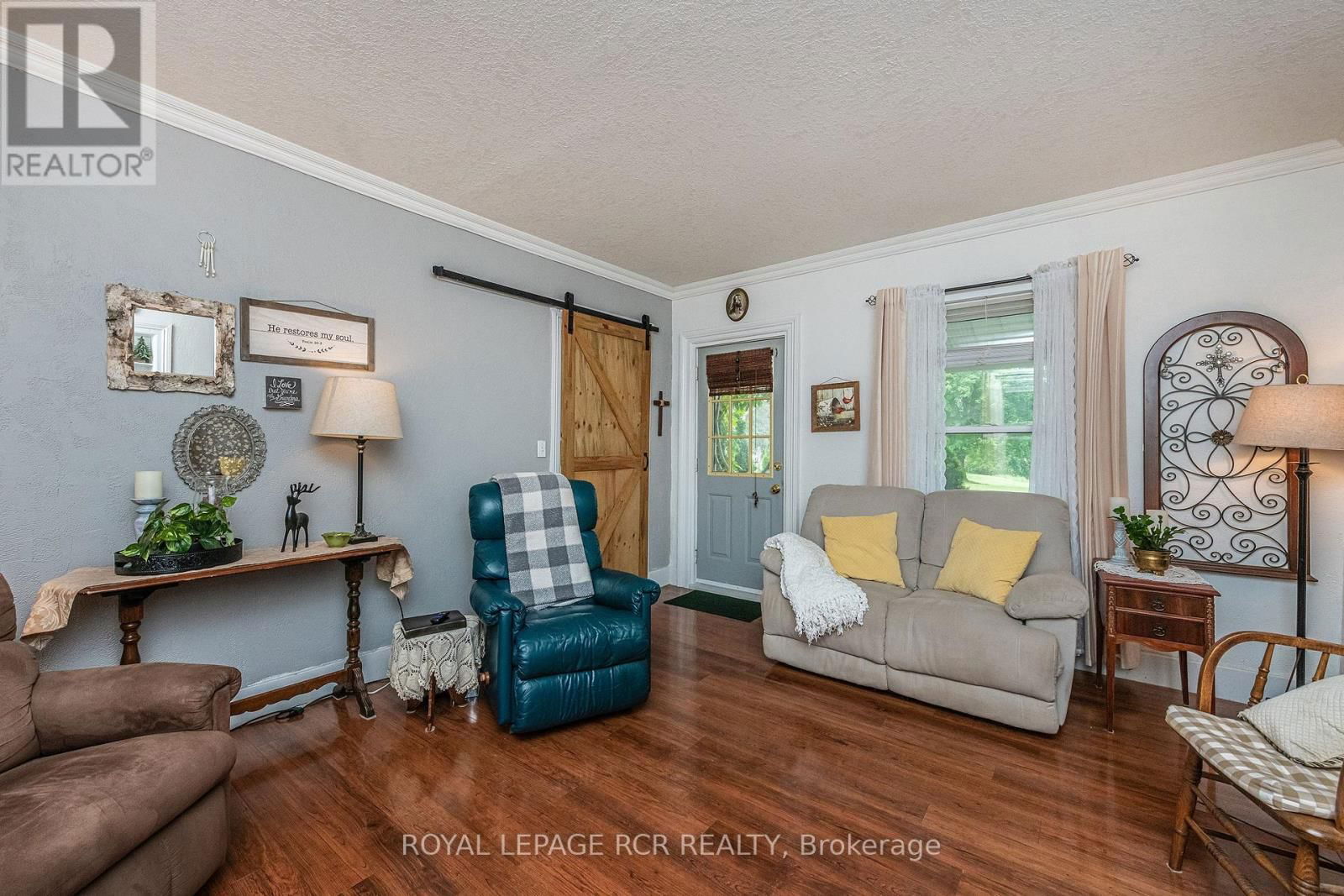 96 DUNDAS STREET WEST Image 4