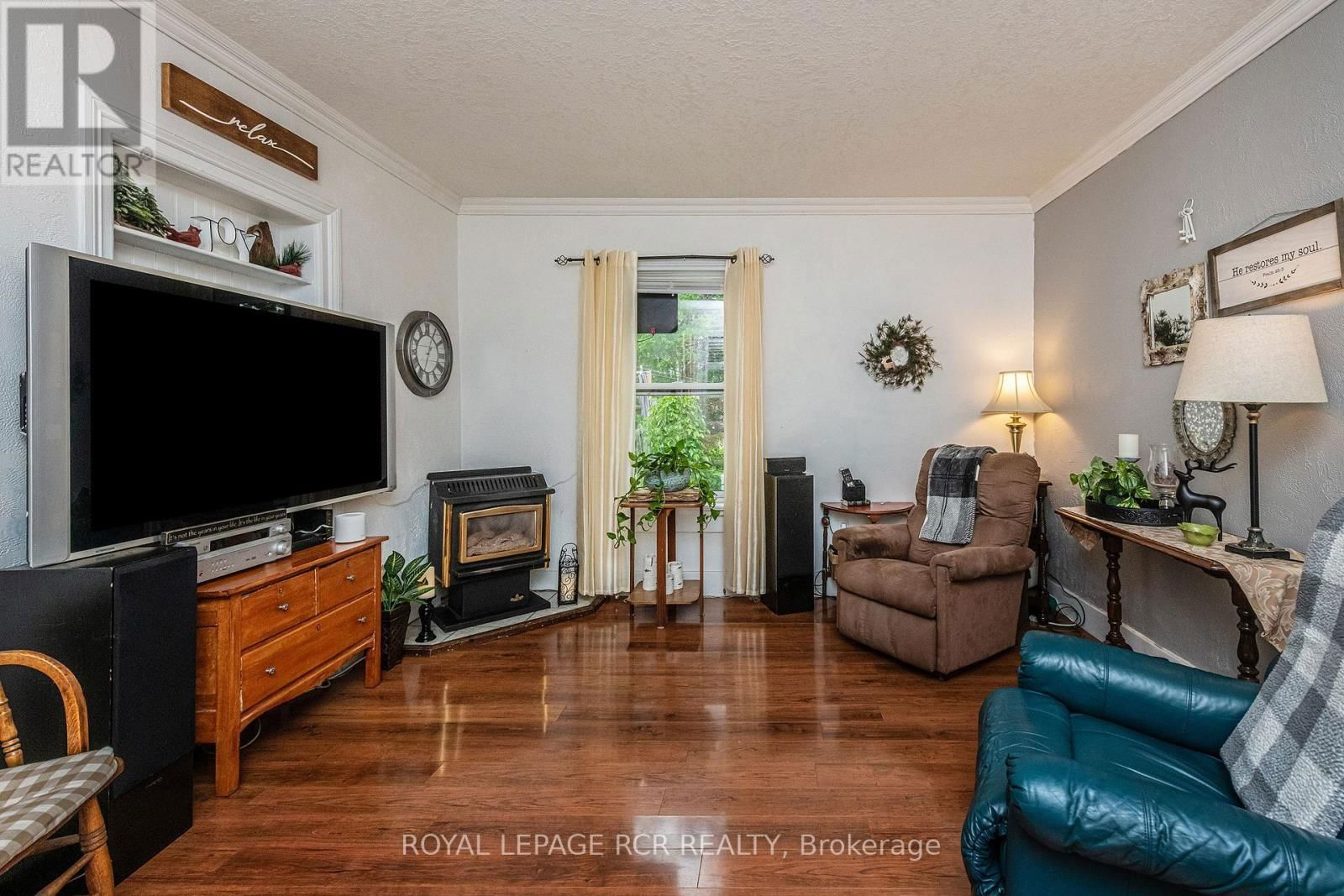 96 DUNDAS STREET WEST Image 7