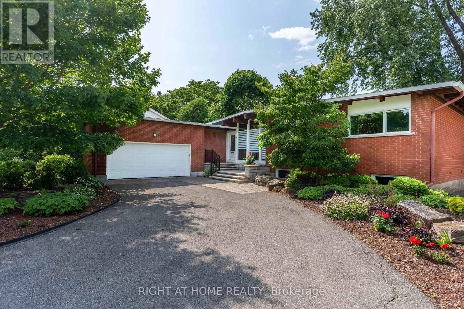 1054 CASTLE HILL CRESCENT Image 1