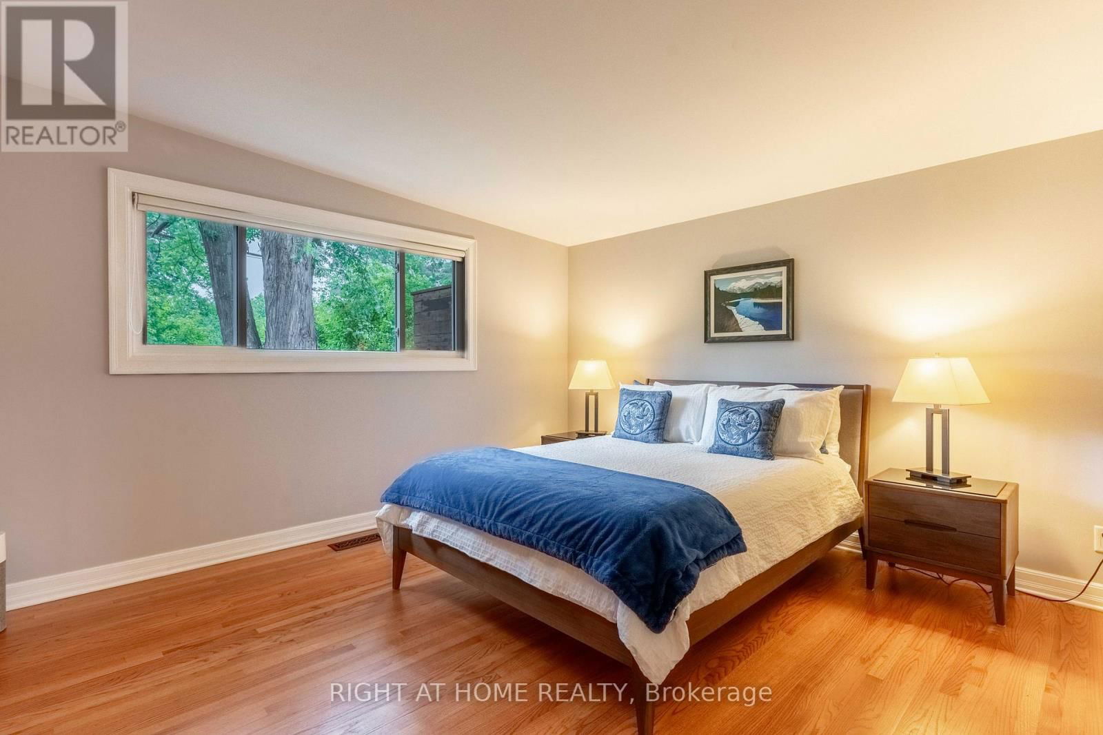1054 CASTLE HILL CRESCENT Image 20
